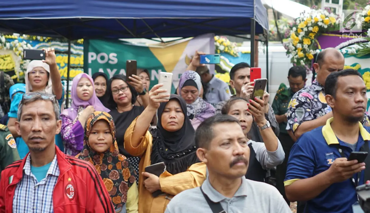 Warga memadati jalan di sekitar rumah duka Presiden ke-3 RI BJ Habibie di kawasan Kuningan, Jakarta, Kamis (12/9/2019). Meninggalnya BJ Habibie menarik simpatik masyarakat untuk datang mengantarkan kepergiaannya yang dimakamkan secara militer di TMP Kalibata, Jakarta Selatan. (Liputan6.com/Immanuel