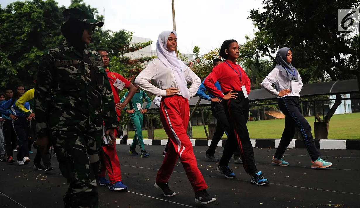 Calon Paskibraka saat mendapatkan pelatihan baris berbaris di PPPON, Cibubur, Jakarta Timur, Kamis (27/7). Hari ke-3 diklat, calon Paskibraka mulai dilatih baris berbaris oleh tim pelatih dari TNI dan Polri. (Liputan6.com/Yoppy Renato)