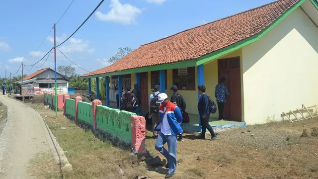 Gedung sekolah terpencil di dusun Bondan, Ujungalang, Kampung Laut, Cilacap, Jawa Tengah baru saja direnovasi. Foto: Liputan6.com/Muhamad Ridlo).