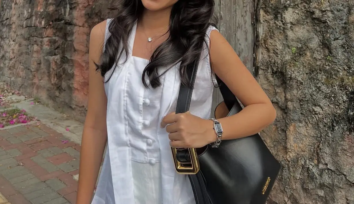 Melengkapi tampilannya, Shenina membawa shoulder bag hitam. Ia juga mengenakan kalung dengan liontin minimalis. Serta jam tangan silver dengan strap silver.  [@sheninacinnamon]