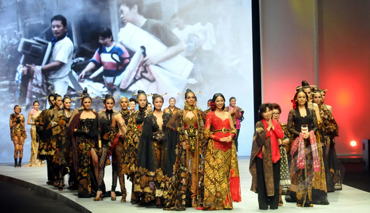 Desainer Anne Avantie berjalan di atas catwalk usai menampilkan sejumlah busana terbaru hasil karyanya dalam ajang Indonesia Fashion Week 2015 di JCC Senayan, Jakarta, Minggu (1/3). (Liputan6.com/Panji Diksana)