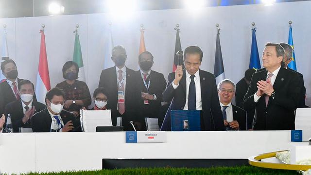<span>Presiden Joko Widodo atau Jokowi menerima penyerahkan simbolis untuk meneruskan estafet keketuaan atau presidensi G20 dari Italia. (Foto: Biro Pers Sekretariat Presiden).</span>