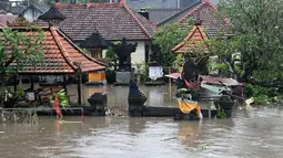 Sebuah kuil Hindu terendam banjir akibat hujan deras di Denpasar, Bali, pada Rabu 10 September 2025. (SONNY TUMBELAKA/AFP)