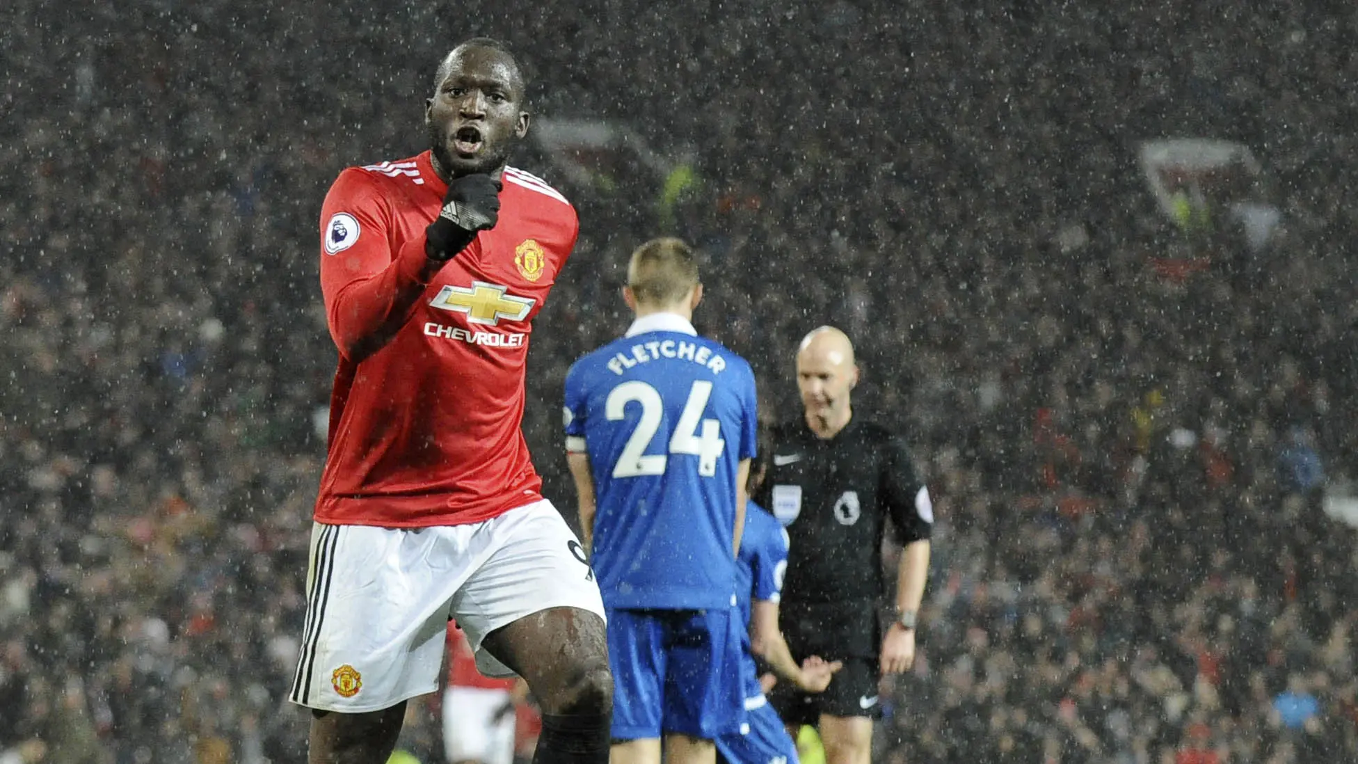 Striker Manchester United, Romelu Lukaku, melakukan selebrasi usai mencetak gol ke gawang Stoke City pada laga Premier League di Old Trafford, Senin (15/1/2018). Manchester United menang 3-0 atas Stoke City. (AP/Rui Vieira)