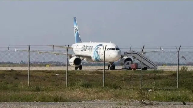 Pilot Omar El Gamal diancam oleh seorang penumpang yang mengaku menggunakan sabuk bunuh diri yang dapat meledak.
