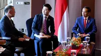 Presiden Jokowi menerima CEO Posco Oh-Joon Kwon disela kunjungan kenegaraan di Hotel Lotte Seoul, Senin (10/9). Agenda ini merupakan rangkaian acara hari kedua kunjungan kenegaraan Kepala Negara di Korea Selatan. (Liputan6.com/HO/Biro Pers Setpres)