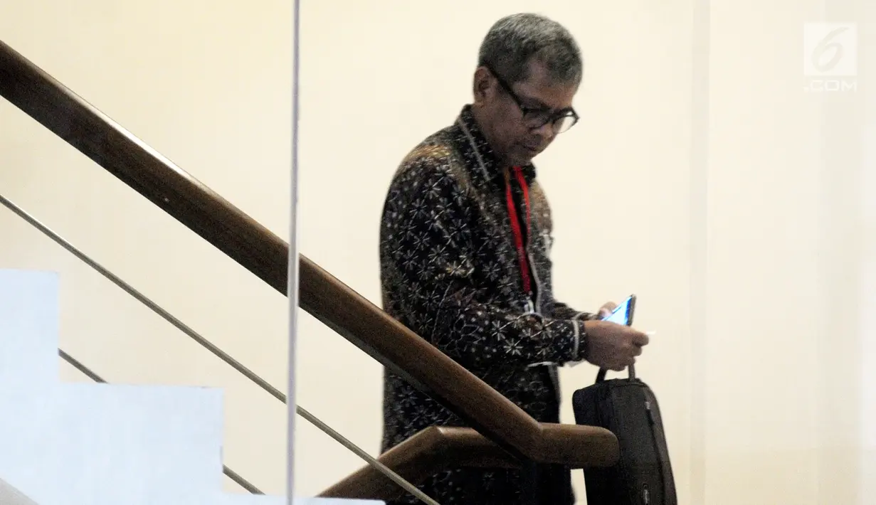 Mantan Wakil Bupati Bekasi, Rohim Mintareja menuju ruangan pemeriksaan di Gedung KPK, Jakarta, Kamis (24/1). Rohim Mintareja dimintai keterangan seputar kasus dugaan suap perizinan proyek pembangunan Meikarta. (Merdeka.com/Dwi Narwoko)