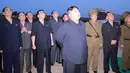 Pemimpin Korut Kim Jong-Un mengamati tembakan demonstrasi dua rudal taktis tipe terbaru di lokasi bagian barat yang dirahasiakan (7/8/2019). Peluncuran rudal Korut bersenjata nuklir dilakukan setelah militer Korsel dan AS memulai simulasi latihan perang bersama. (KCNA VIA KNS/AFP)