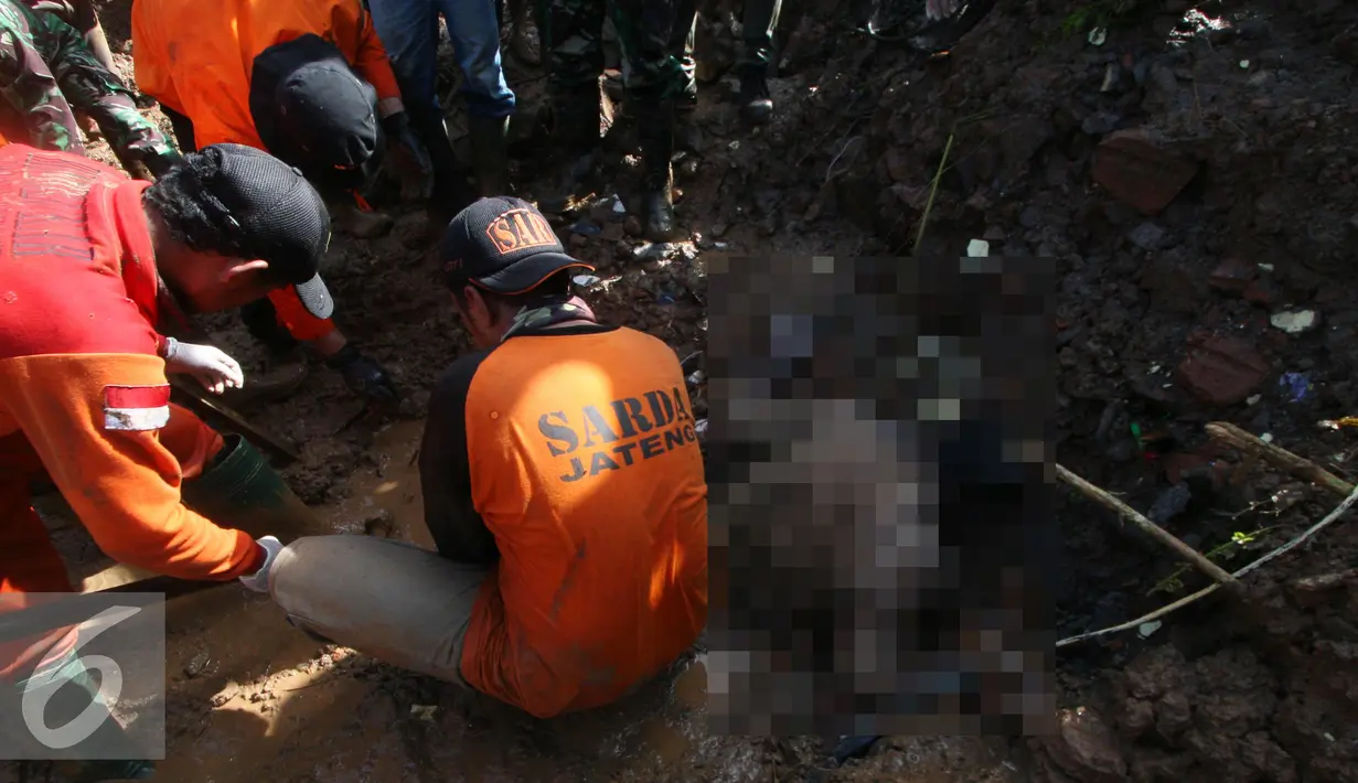 Petugas menemukan korban tanah longsor di Desa Caok, Purworejo, Jawa Tengah, Senin (20/6). Proses evakuasi terus dilakukan karena diduga masih ada korban yang belum ditemukan. (Liputan6.com/Boy Harjanto)