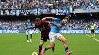 Winger Napoli, Khvicha Kvaratskhelia mencoba lepas dari penjagaan bek sayap Salerniata, Pasquale Mazzocchi dalam lanjutan Serie A di Stadion Diego Armando Maradon, Minggu (30/4/2023) malam WIB. (AFP/Andreas Solaro)