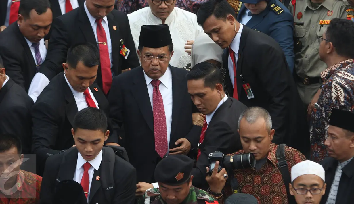 Wapres Jusuf Kalla menghadiri pemakaman Mantan Ketua Umum PBNU KH Hasyim Muzadi di Pondok Pesantren Al Hikam, Depok, Kamis (16/3). Jusuf Kalla hadir memimpin upacara kenegaraan dalam pemakaman Mantan Ketum PBNU tersebut. (Liputan6.com/Immanuel Antonius)