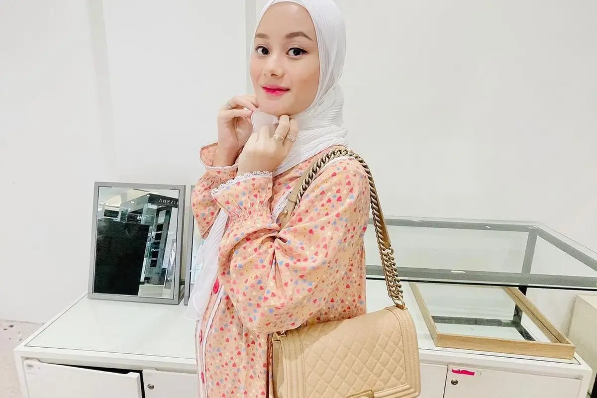 Dinda Hauw dan Rey Mbayang