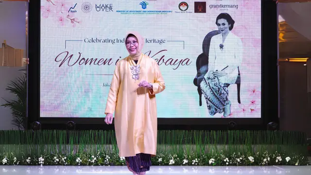 Momen Istri Mensos dan Wamensos Berkebaya Nusantara, Tampil Anggun & Percaya Diri Saat Catwalk