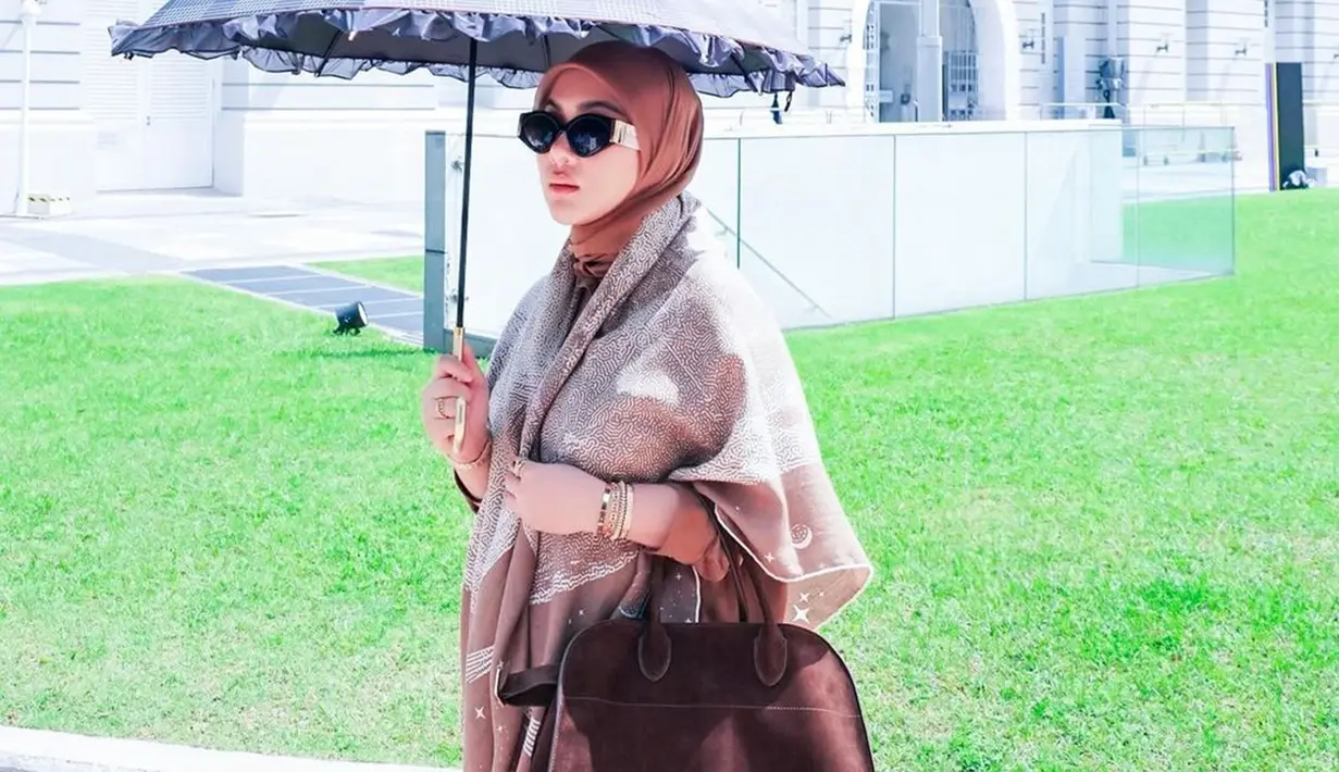 Sebelum diumumkan, Syahrini memang sempat bungkam meski banyak warganet yang telah menduga kalau dirinya hamil. Agar baby bump-nya tidak terlihat, pelantun lagu 'Sesuatu' itu selalu menutupinya dengan sebuah benda, seperti saat memakai selendang ini. (Liputan6.com/IG/@princessyahrini)