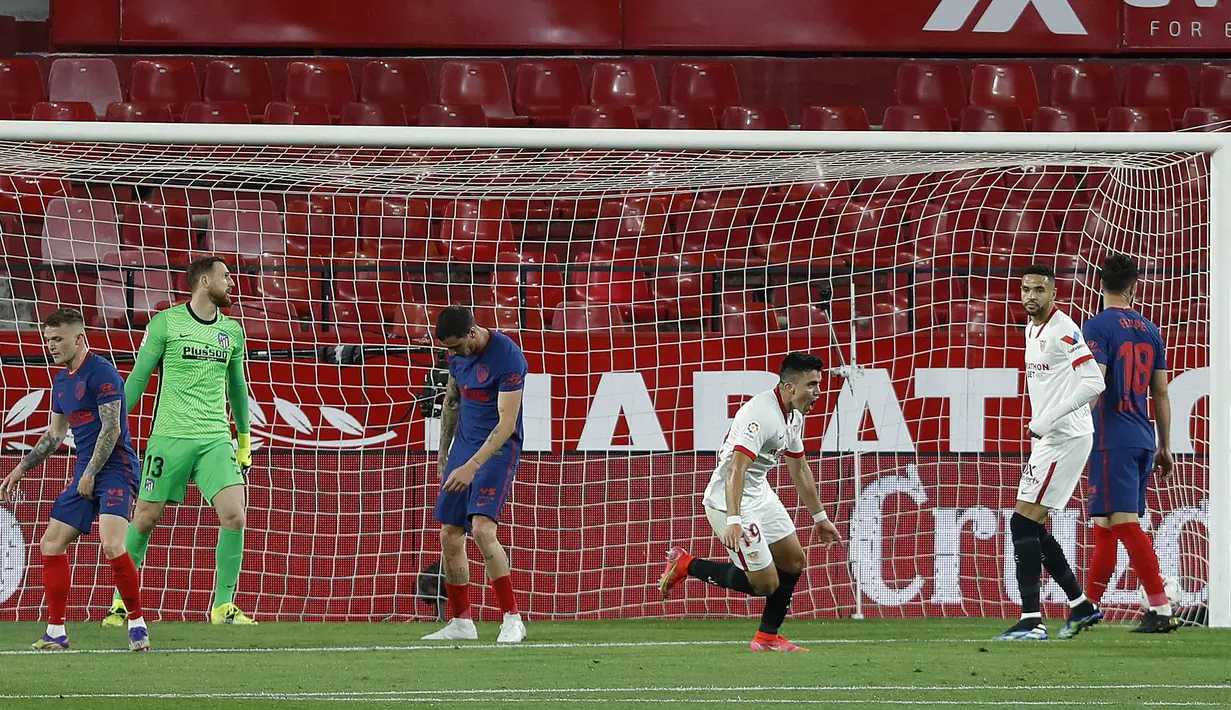 Pemain Sevilla, Marcos Acuna, melakukan selebrasi usai mencetak gol ke gawang Atletico Madrid pada laga Liga Spanyol di Stadion Ramon Sanchez-Pizjuan, Minggu (4/4/2021). Sevilla menang dengan skor 1-0. (AP Photo/Angel Fernandez)