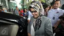 Sekjen DPR, Winantuningtyastiti Swasanani memasuki mobil yang menjemputnya usai menjalani pemeriksaan KPK, Jakarta, Selasa (27/10/2015). Winantuningtyastiti diperiksa sebagai saksi dugaan suap Patrice Rio Capella. (Liputan6.com/Helmi Afandi) 