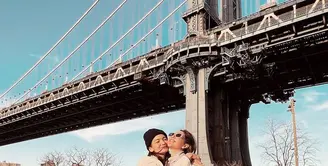 Jessica Mila dan Enzy Storia saat liburan bareng di New York City serasi dengan long coat cokelat. [Foto: Instagram @enzystoria]