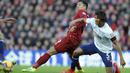 Penyerang Liverpool, Roberto Firmino, berebut bola dengan bek AFC Bournemouth, Nathan Ake, pada laga Premier League di Stadion Anfield, Sabtu (9/2). Liverpool menang 3-0 atas AFC Bournemouth. (AP/Rui Vieira)