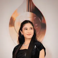 Dian Sastrowardoyo pilih kenakan kebaya di FFI 2023. Ia justru tampil dengan strapless leather yang dilapisi dengan cropped cardigan berbahan velvet dan leather. Kain batik yang jadi bawahan bikin Dian terlihat elegan [@snap.nuel]