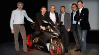 Ducati Panigale 1199 S "Senna" diserahkan langsung oleh CEO Ducati, Claudio Domenicali kepada Sebastien Oiger.