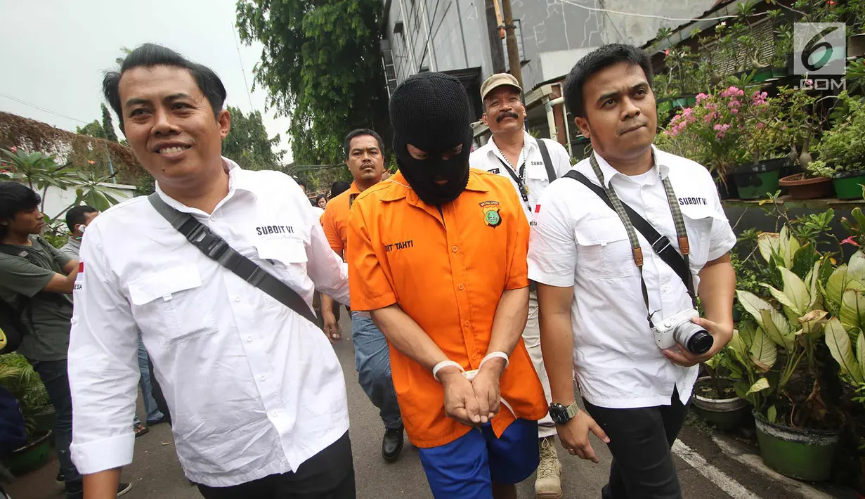 Tersangka melakukan adegan rekonstruksi pembunuhan pasutri di Benhil, Jakarta, Senin (9/10). 26 adegan dilakukan dalam rekonstruksi kasus yang menyebabkan tewasnya Zakaria Husni (57) dan istrinya Zakiya Husni (52). (Liputan6.com/Immanuel Antonius)