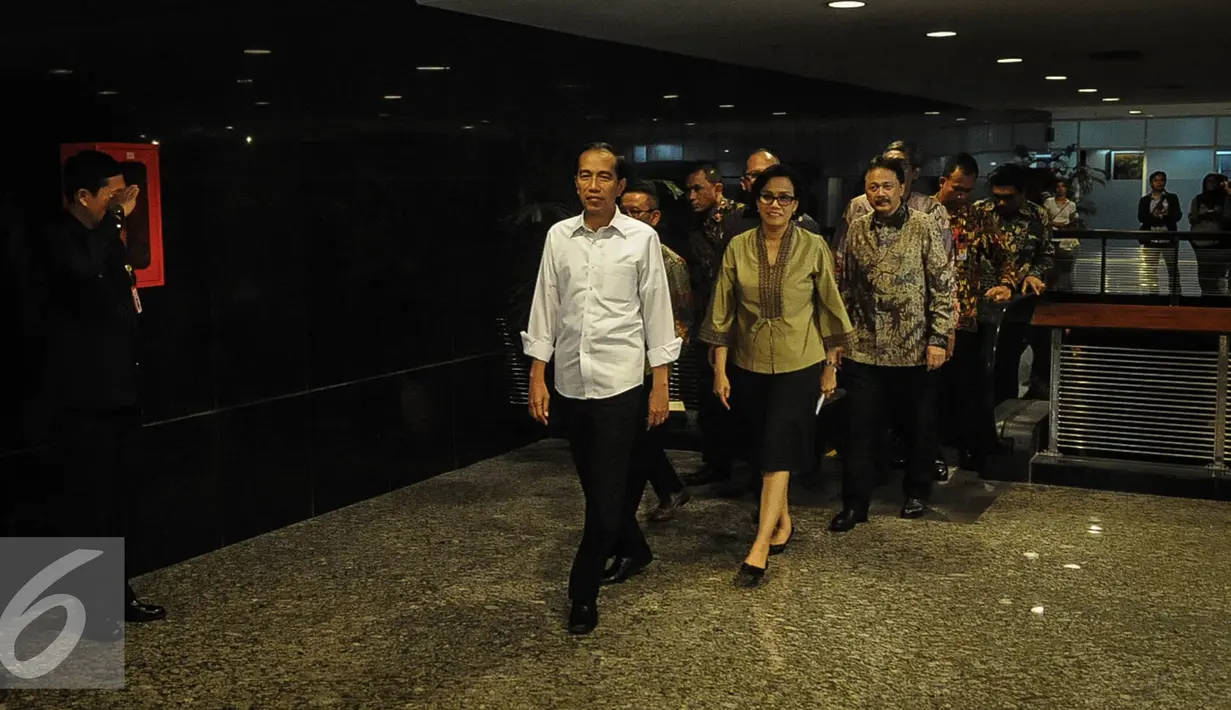 Presiden Joko Widodo didampingi Menkeu Sri Mulyani mendatangi Kantor Pusat Direktorat Jendral Pajak, Jumat (30/9). Kedatangan Jokowi merupakan sidak untuk mengetahui kinerja perpajakan. (Liputan6.com/Faizal Fanani)