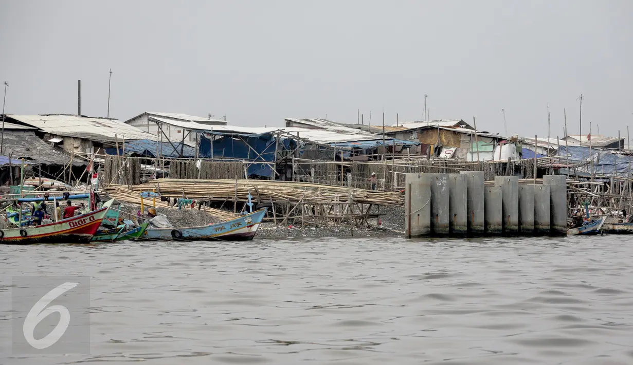 Suasana tanggul pengaman pantai di kawasan pesisir Cilincing, Jakarta, Jumat (17/3). Pengamanan pantai untuk mencegah banjir rob tersebut totalnya mencapai 120 km, karena terdiri dari tanggul pantai dan tanggul muara. (Liputan6.com/Faizal Fanani)