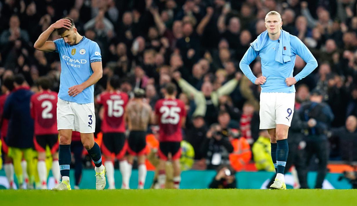Manchester City masih belum bisa lepas dari tren buruk. Kali ini, City gagal mempertahankan keunggulan dan justru takluk dari rival satu kota, Manchester United, di Stadion Etihad, Senin (16/12/2024). (AP Photo/Dave Thompson)