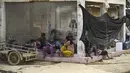 Penyakit ini disebabkan oleh kontak korban banjir yang terkontaminasi oleh kuman berbahaya. Tampak dalam foto, sebuah keluarga menggunakan toko kosong sebagai tempat berlindung setelah banjir bandang melanda daerah tersebut di Aceh Tamiang, Provinsi Aceh, pada Sabtu 6 Desember 2025. (YT HARIONO/AFP)