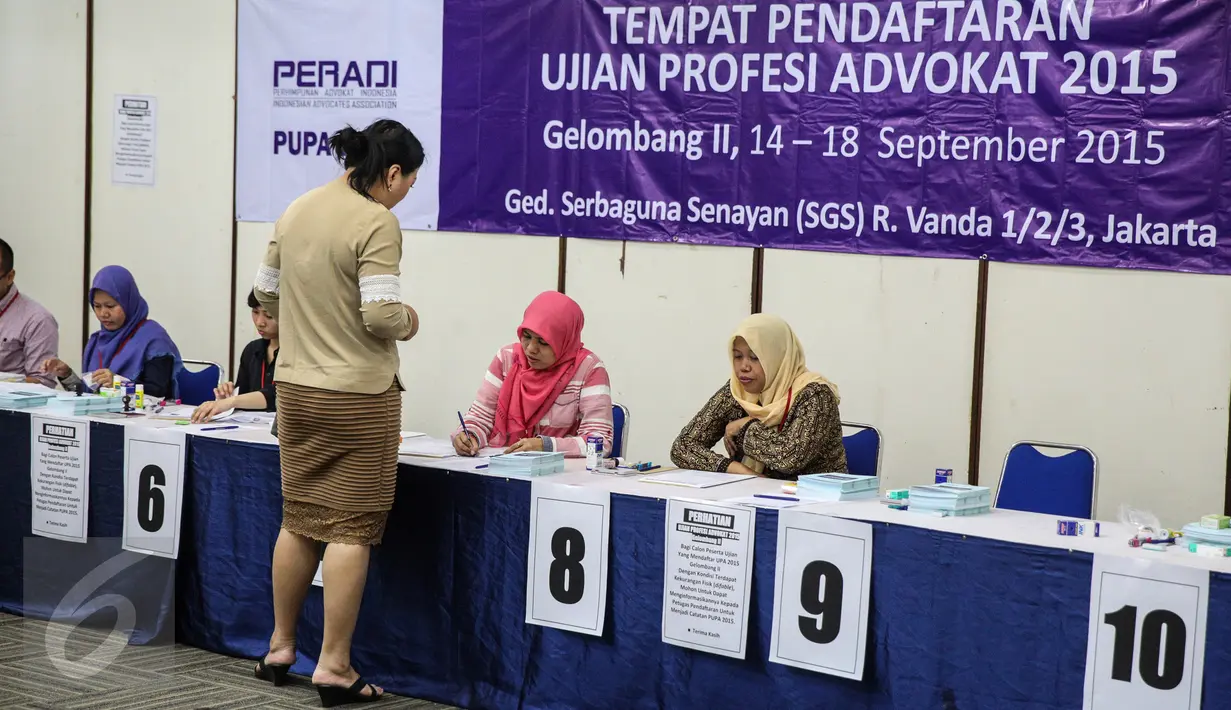 Seorang calon peserta melakukan pendaftaran ujian profesi Perhimpunan Advokat Indonesia (Peradi) gelombang kedua di di Gedung Serbaguna Senayan, Jakarta, Senin (14/9/2015). (Liputan6.com/Faizal Fanani)
