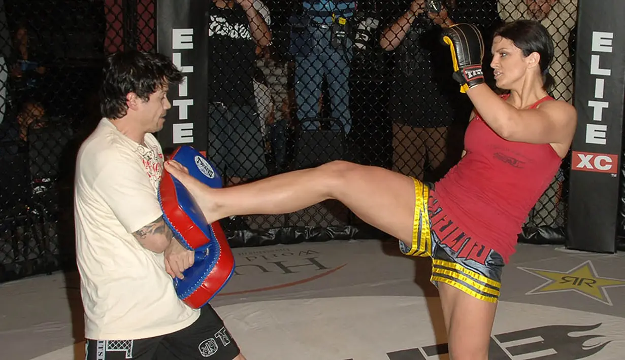 Gina Carano yang memiliki tinggi 173 centimeter ini memiliki tendangan yang keras dan ganas saat di ring. (AFP/Stephen Shugerman)