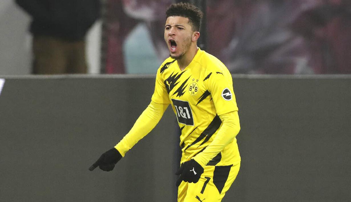 Penyerang Borussia Dortmund, Jadon Sancho, melakukan selebrasi usai mencetak gol ke gawang RB Leipzig pada laga Bundesliga di Stadion Red Bull Arena, Sabtu (9/1/2021). Dortmund menang dengan skor 3-1. (AP/Michael Sohn)