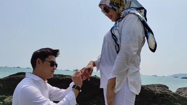 7 Potret Mesra Elly Sugigi dan Tony Radit, Teman Duet Lagu Baru