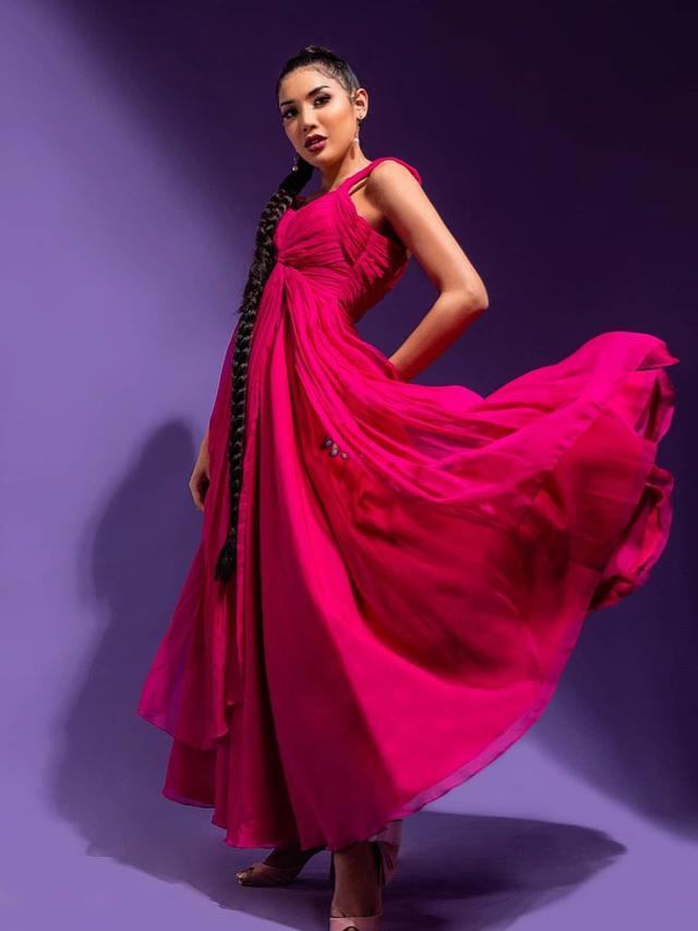 7 Gaya Pemotretan Millen Cyrus Terbaru dengan Gaun Putih, Curi Perhatian