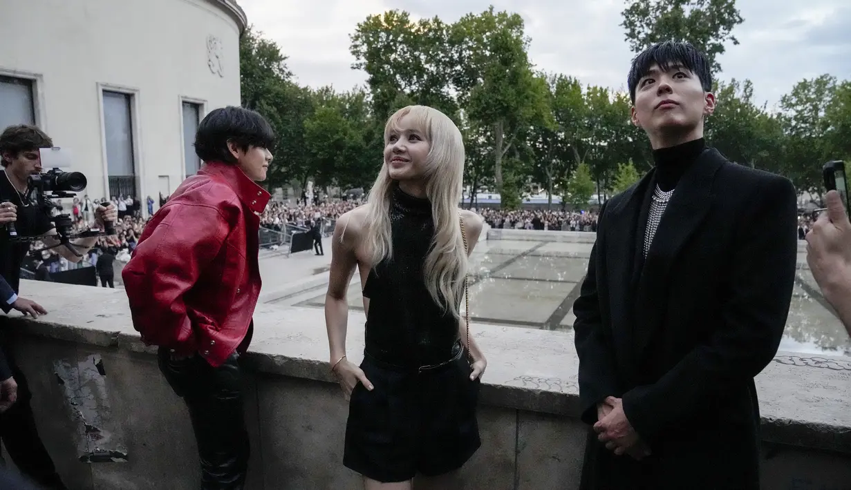 V BTS (kiri), Lisa Blackpink (tengah), dan Park Bo Gum (kanan) berpose untuk fotografer sebelum koleksi Celine men's Spring Summer 2023 dipresentasikan di Paris, Prancis, 26 Juni 2022. Penampilan ketiga artis kelas atas Korea Selatan dalam satu acara yang sama serta terlihat dalam satu frame ini menjadi perhatian. (AP Photo/Francois Mori)