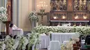 Dekorasi indah serba putih di dalam Gereja Katedral Jakarta menjadi saksi pernikahan Glenn Alinskie dan Chelsea Olivia. (via instagram/@sherlylylyly)
