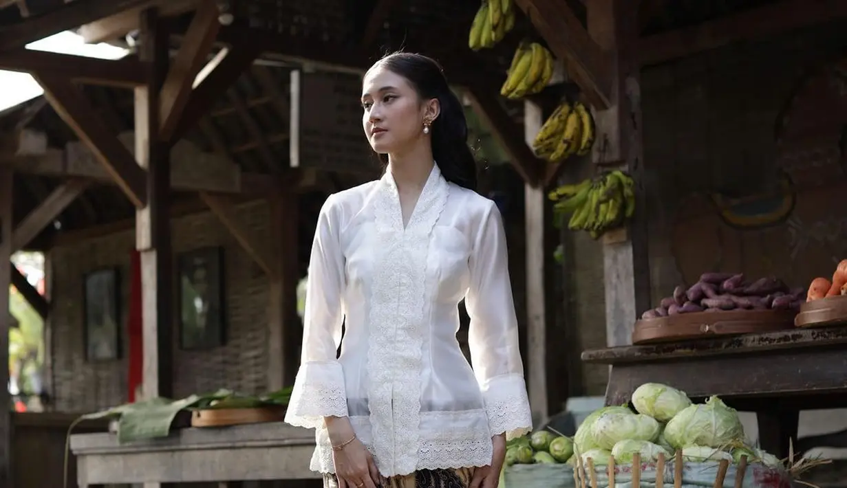 Salah satu momen memperlihatkan penyanyi jebolan Indonesian Idol itu tampil mengenakan kebaya kartini dengan detail bordiran cantik berwarna putih. Penampilannya kian manis dengan tatanan rambut half updo. [@keisyalevronka].