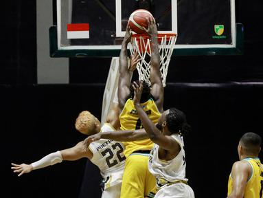 Dewa United Surabaya berhasil memetik kemenangan kedua di IBL 2022 usai menang tipis 66-64 atas Satya Wacana Salatiga di Hall Basket GBK, Jakarta, Selasa (18/1/2022). Sehari sebelumnya Dewa United Surabaya juga menang atas Bima Perkasa Jogja di laga perdana. (Bola.com/M Iqbal Ichsan)