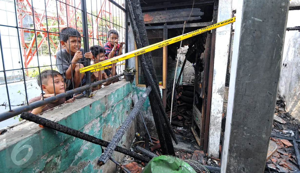 Beberapa anak melihat-lihat sisa kebakaran di salah satu sisi Kantor Komisi Nasional Perlindungan Anak di Jakarta, Senin (29/6/2015). Kantor Komnas PA terbakar pada Sabtu, 28 Juni 2015 sekitar pukul 21.00 WIB. (Liputan6.com/Yoppy Renato)