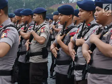 Pasukan Brimob berbaris saat mengikuti Apel di Mako Brimob Kelapa Dua, Depok, Jawa Barat, Senin (23/4). Apel tersebut diadakan dalam rangka menyambut kegiatan Nasional seperti Asian Games, Pemilu, Hari Buruh. (Liputan6.com/Immanuel Antonius)