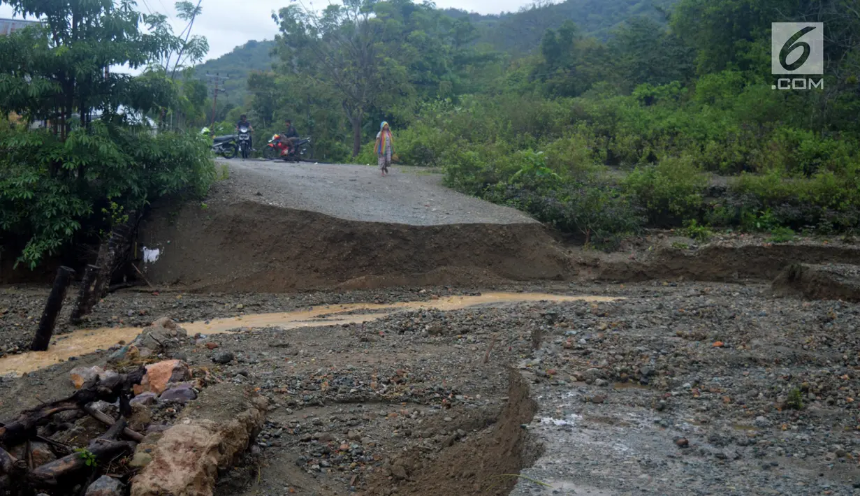 Jalan amblas di kawasan Desa Bondawuna, Kabupaten Bone Bolango, Gorontalo, Selasa (30/4/2019). Hujan yang mengguyur wilayah Kabupaten Bone Bolango mengakibatkan empat desa di Kecamatan Suwawa Selatan, dan Bulango Timur Bone Bolango banjir. (Liputan6.com/Arfandi Ibrahim)