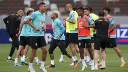 Para pemain timnas Brasil Neymar dan rekan satu timnya melakukan pemanasan selama sesi latihan resmi di National Stadium di Tokyo Minggu (5/6/2022). Timnas Brasil akan menghadapi Jepang dalam laga persahabatan di Japan National Stadium pada hari Senin 6 Juni 2022, pukul 17.20 WIB. (AP Photo/Eugene Hoshiko)