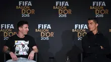 Lionel Messi (kiri) dan Cristiano Ronaldo (kanan) dalam konferensi pers jelang penganugerahan FIFA Ballon d'Or 2015 di Kongresshaus, Zurich, Selasa (12/1/2016) dini hari WIB. Messi akhirnya meraih gelar tersebut pada edisi 2015. (AFP/Olivier Morin)