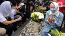 Mantan Anggota DPR Angelina Sondakh (kanan) bersama kedua anaknya Aaliyah Massaid dan Keanu Jabbar Massaid saat ziarah makam di TPU Jeruk Purut, Jakarta Selatan, Kamis (3/3/2022). Kedatangan mereka untuk berziarah ke makam Adjie Massaid dan bapak dari Adjie Massaid. (Liputan6.com/Herman Zakharia)
