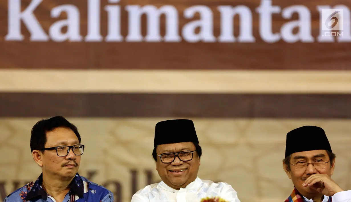 Ketua DPD Oesman Sapta Odang (tengah), Ketua Umum ICMI Jimly Ashidiqie dan Wagub Kalimantan Barat Christiandy Sanjaya pada acara buka puasa bersama anak yatim piatu di Rumah Melayu Pontianak, Kalimantan, Sabtu (17/6). (Liputan6.com/Johan Tallo)