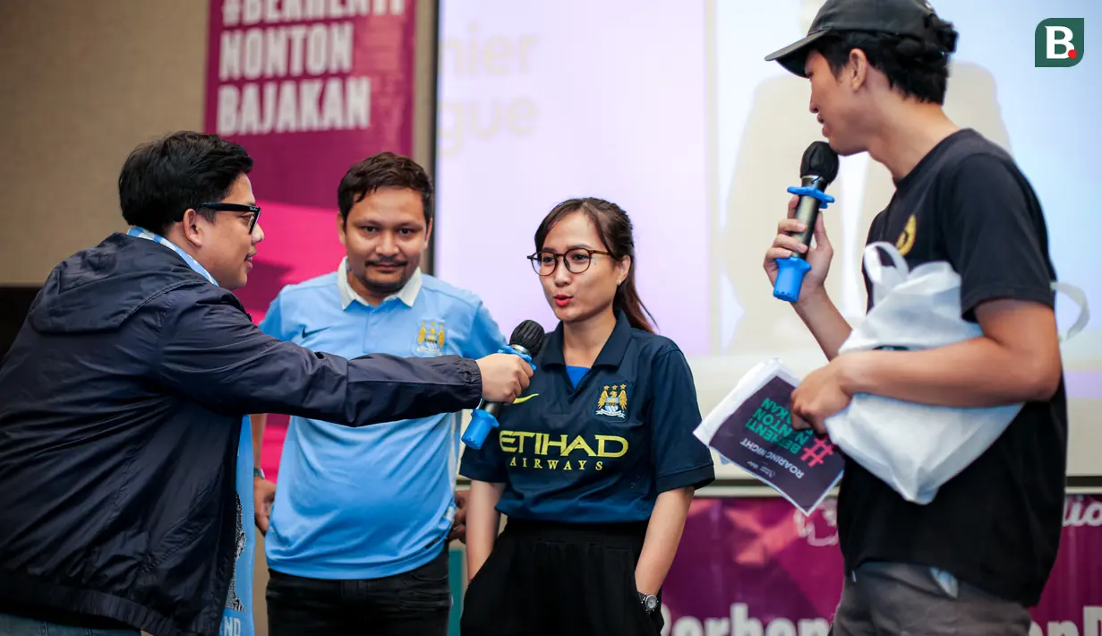 Sepasang fans Manchester City menjawab kuis saat Roaring Night Liga Inggris antara Man City melawan Chelsea di Hotel Ibis, Tanah Abang, Jakarta, Minggu (18/02/2024) dini hari WIB. (Bola.com/Bagaskara Lazuardi)