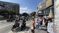 Suasana perempatan sibuk dekat dengan pusat perbelanjaan Maya Mall, Chiang Mai, Thailand, Rabu (10/12/2025). (Bola.com/Bagaskara Lazuardi)