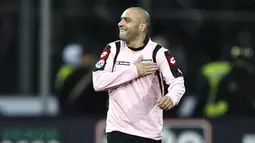 Palermo's forward Fabrizio Miccoli celebrates after scoring against AC Milan during their Italian Serie A football match on November 30, 2008, at Barbera Stadium. AFP PHOTO/ MARCELLO PATERNOSTRO 