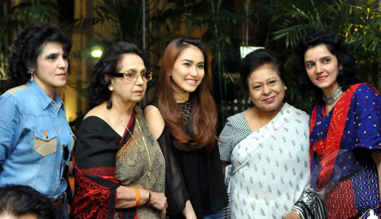 Ayu Ting Ying berpose dengan sejumlah fans dari keturunan India saat menghadiri premier film Turis Romantis  di XXI Epicentrum, Kuningan, Jakarta Selatan, Senin (20/4/2015). (Liputan6.com/Panji Diksana) 