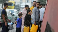 Warga Palestina mengantre untuk mengisi tabung air di Kota Gaza, pada 16 Oktober 2023. (Dawood NEMER/AFP)